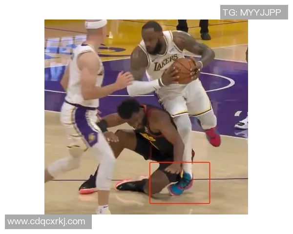 足球明星受伤瞬间曝光腿部伤势引发球迷热议与关切